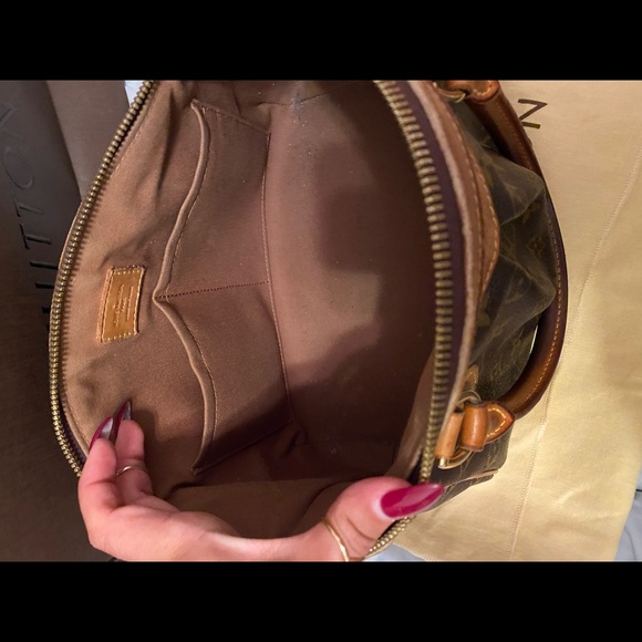 Louis Vuitton
Tivoli Handbag Monogram Canvas PM - Picture 15 of 16